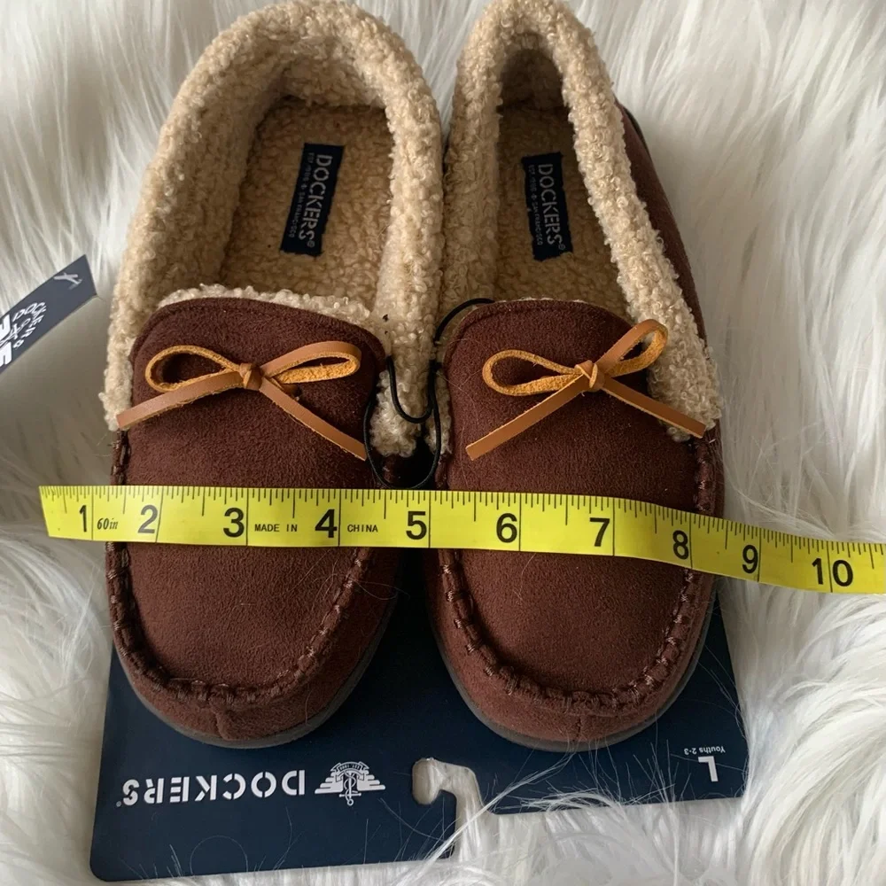 DOCKERS kids youth boys fleece lined brown slippers NWT in size Large (2-3)